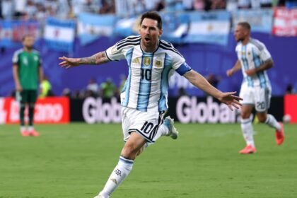 Lionel Messi celebra con emoción uno de los tres goles que marcó en el triunfo de Argentina ante Argelia en el debut mundialista.