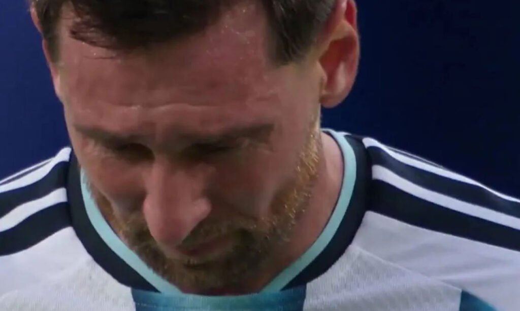 Lionel Messi se emociona tras convertir el primer gol de la Selección argentina ante Argelia durante su debut en la competencia.