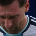 Lionel Messi se emociona tras convertir el primer gol de la Selección argentina ante Argelia durante su debut en la competencia.