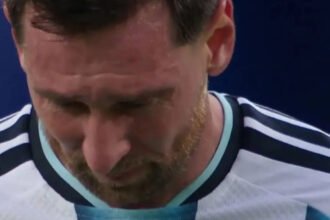 Lionel Messi se emociona tras convertir el primer gol de la Selección argentina ante Argelia durante su debut en la competencia.