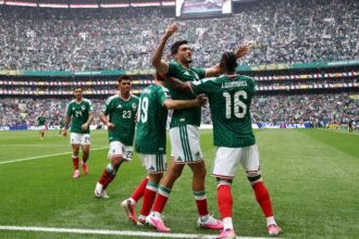 Jugadores de México celebran uno de los goles convertidos ante Sudáfrica durante el partido inaugural del Mundial 2026, disputado en el Estadio Azteca. Foto: archivo.