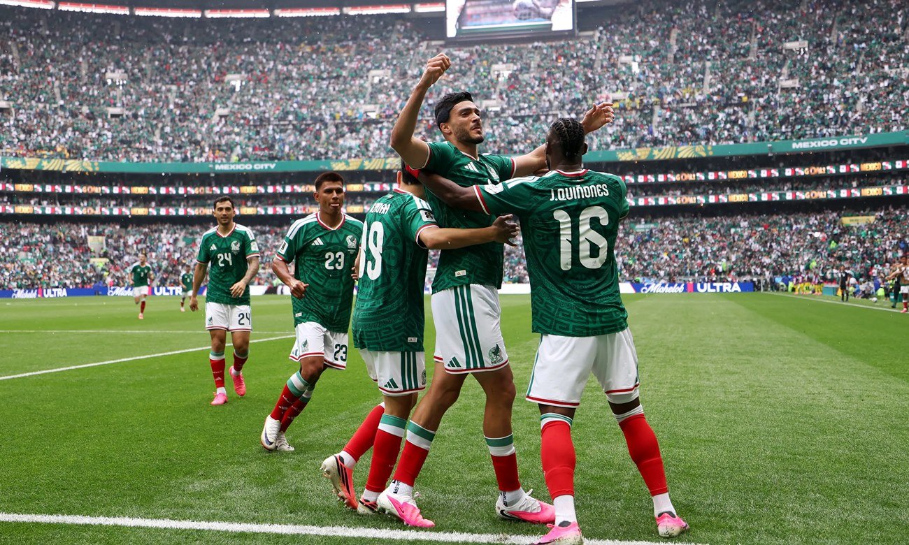 Jugadores de México celebran uno de los goles convertidos ante Sudáfrica durante el partido inaugural del Mundial 2026, disputado en el Estadio Azteca. Foto: archivo.