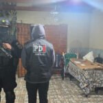 Personal de la Policía de Investigaciones durante un procedimiento judicial en un domicilio vinculado a una causa en investigación.