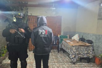 Personal de la Policía de Investigaciones durante un procedimiento judicial en un domicilio vinculado a una causa en investigación.