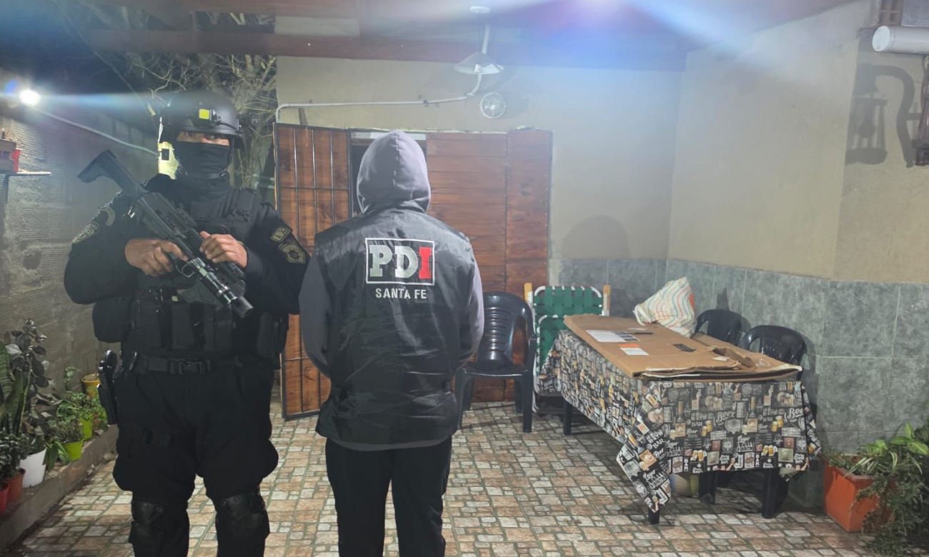 Personal de la Policía de Investigaciones durante un procedimiento judicial en un domicilio vinculado a una causa en investigación.