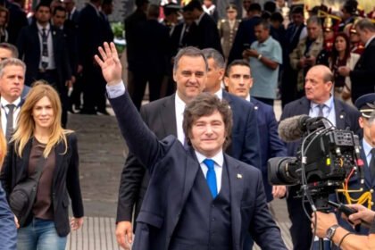 Javier Milei participa de una actividad oficial acompañado por integrantes de su equipo de gobierno. Foto de archivo.