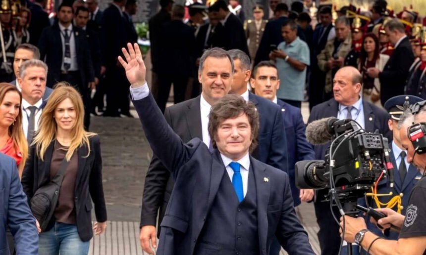 Javier Milei participa de una actividad oficial acompañado por integrantes de su equipo de gobierno. Foto de archivo.
