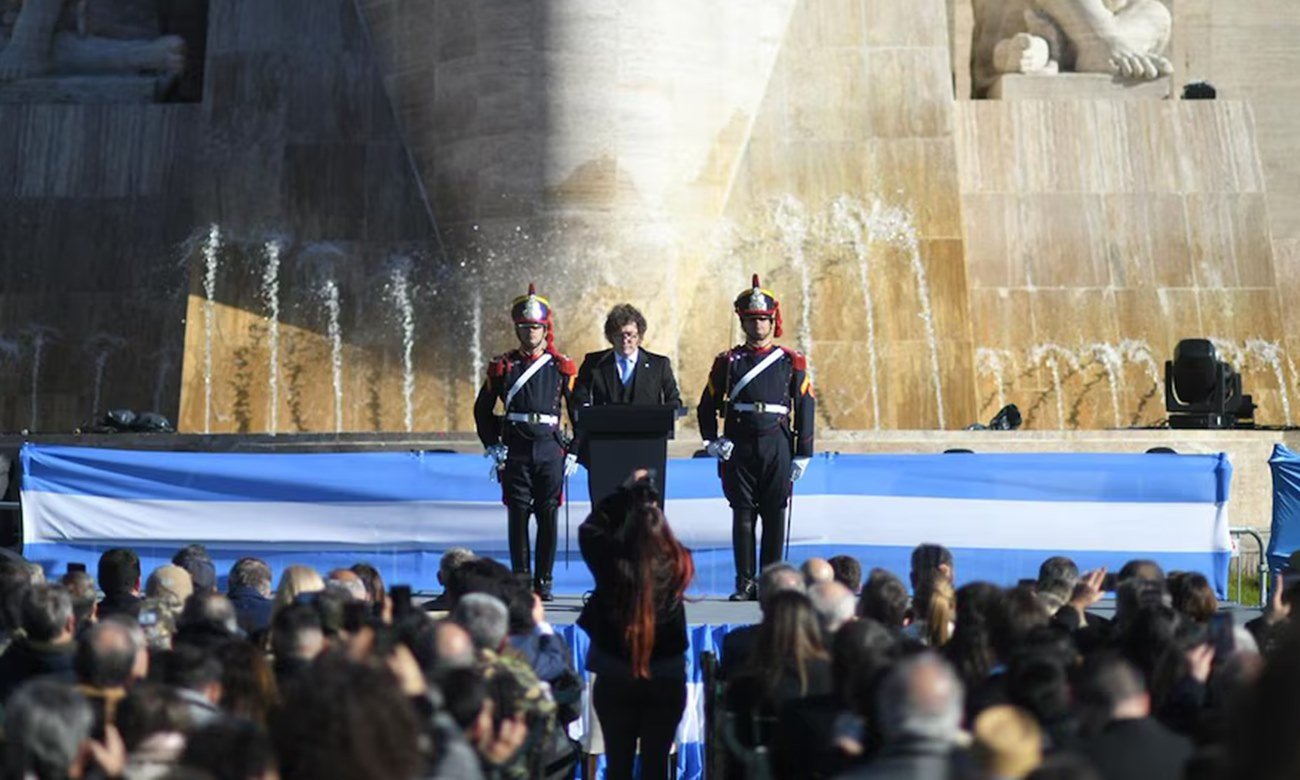 Javier Milei durante una actividad oficial vinculada a la conmemoración del Día de la Bandera en Rosario. Foto de archivo.