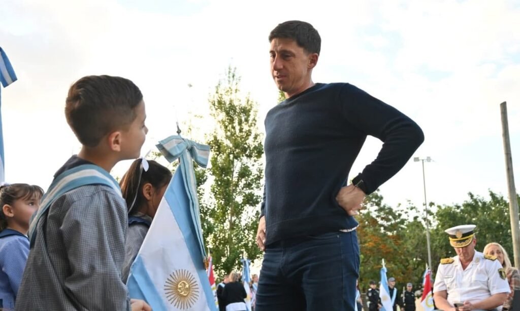 Paco Garibaldi durante una recorrida territorial en el departamento La Capital. El actual senador provincial mantiene una agenda de trabajo vinculada a instituciones, vecinos y proyectos de desarrollo para la región.