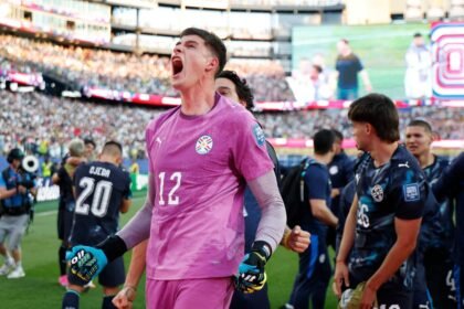 Orlando Gill celebra junto a sus compañeros tras una actuación decisiva con la Selección de Paraguay en el Mundial 2026.
