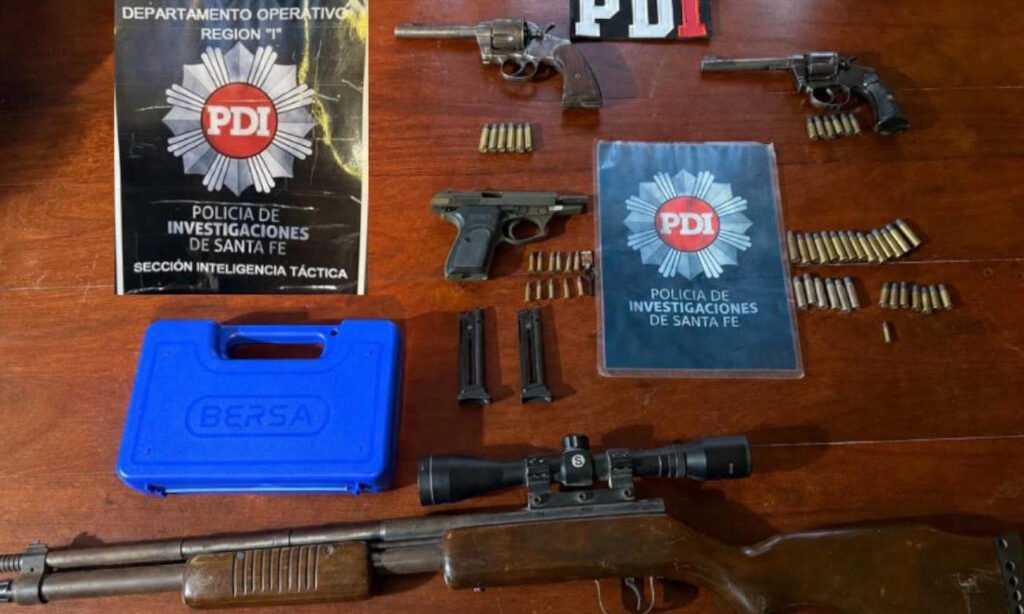 Armas de fuego, municiones y otros elementos secuestrados por la PDI durante los allanamientos realizados en la ciudad de Santa Fe.