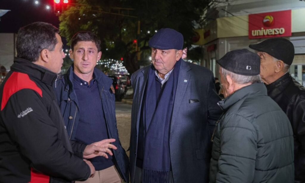 Autoridades, comerciantes y representantes de ACIPA durante la puesta en funcionamiento de la nueva iluminación sobre avenida Facundo Zuviría.