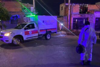 Personal de la Policía Federal Argentina en el sector donde ocurrió el ataque que terminó con la muerte de un efectivo durante un procedimiento en Rosario. Foto de archivo.