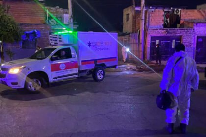 Personal de la Policía Federal Argentina en el sector donde ocurrió el ataque que terminó con la muerte de un efectivo durante un procedimiento en Rosario. Foto de archivo.