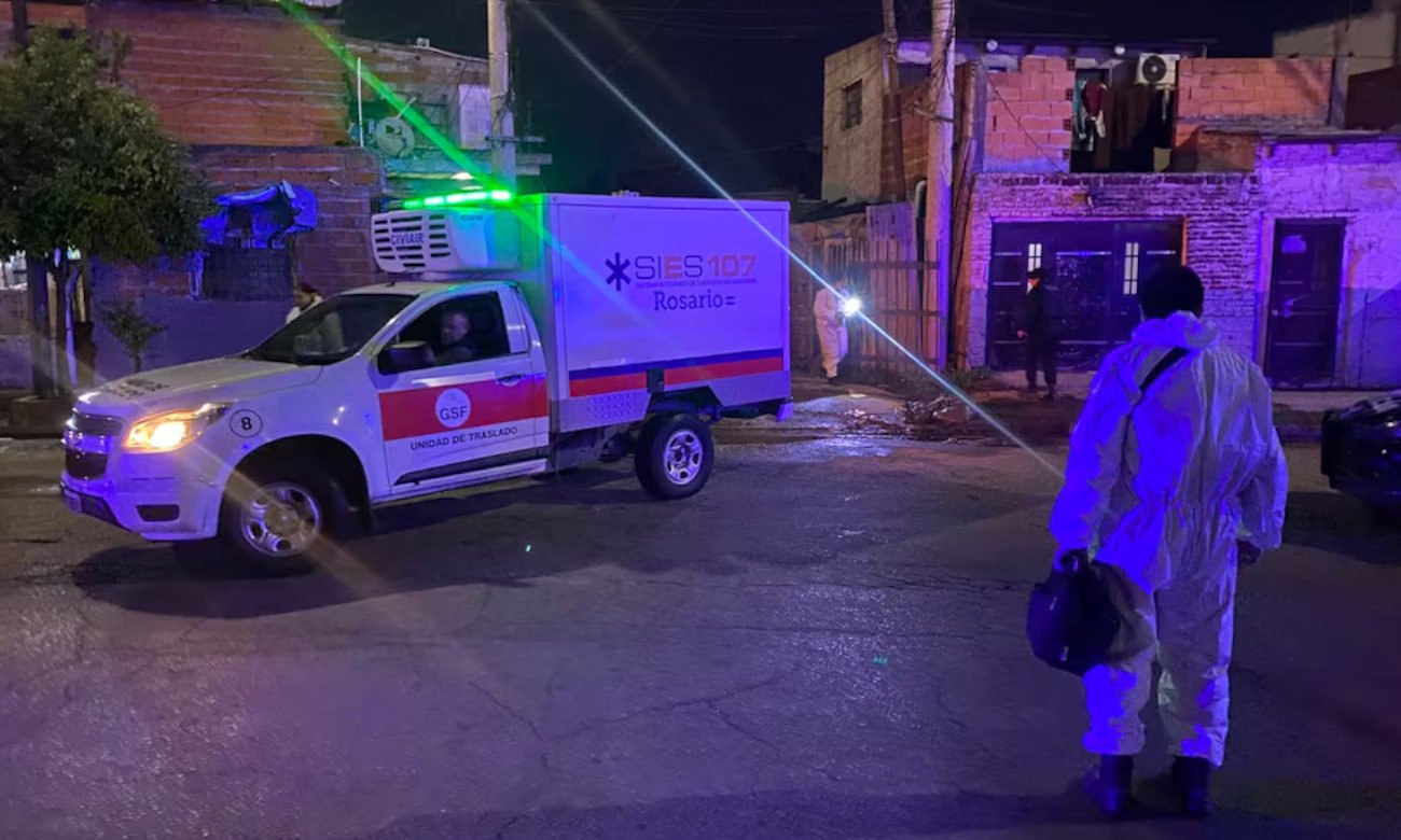 Personal de la Policía Federal Argentina en el sector donde ocurrió el ataque que terminó con la muerte de un efectivo durante un procedimiento en Rosario. Foto de archivo.