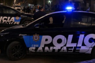 Vehículo policial durante un operativo de seguridad en la vía pública. Foto de archivo.