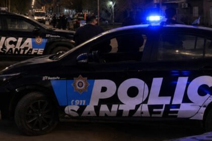 Vehículo policial durante un operativo de seguridad en la vía pública. Foto de archivo.