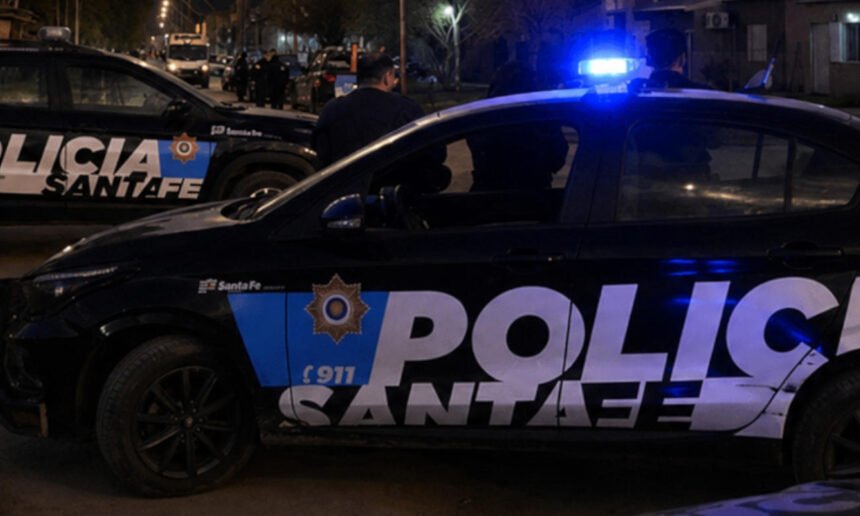 Vehículo policial durante un operativo de seguridad en la vía pública. Foto de archivo.