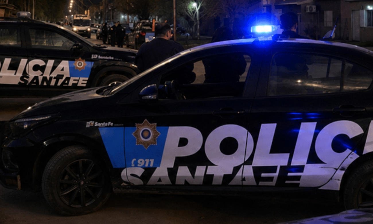 Vehículo policial durante un operativo de seguridad en la vía pública. Foto de archivo.