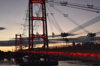 Foto de archivo: El Puente Colgante de Santa Fe, uno de los emblemas más representativos de la ciudad y un ícono del paisaje urbano sobre la Laguna Setúbal.