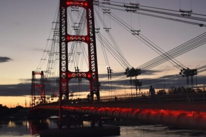 Foto de archivo: El Puente Colgante de Santa Fe, uno de los emblemas más representativos de la ciudad y un ícono del paisaje urbano sobre la Laguna Setúbal.