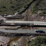 Trabajos de ampliación en uno de los puentes de la Ruta Provincial 4, una obra destinada a mejorar la seguridad vial y la conectividad entre Elisa y San Cristóbal.