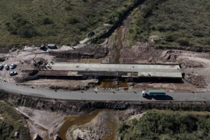 Trabajos de ampliación en uno de los puentes de la Ruta Provincial 4, una obra destinada a mejorar la seguridad vial y la conectividad entre Elisa y San Cristóbal.
