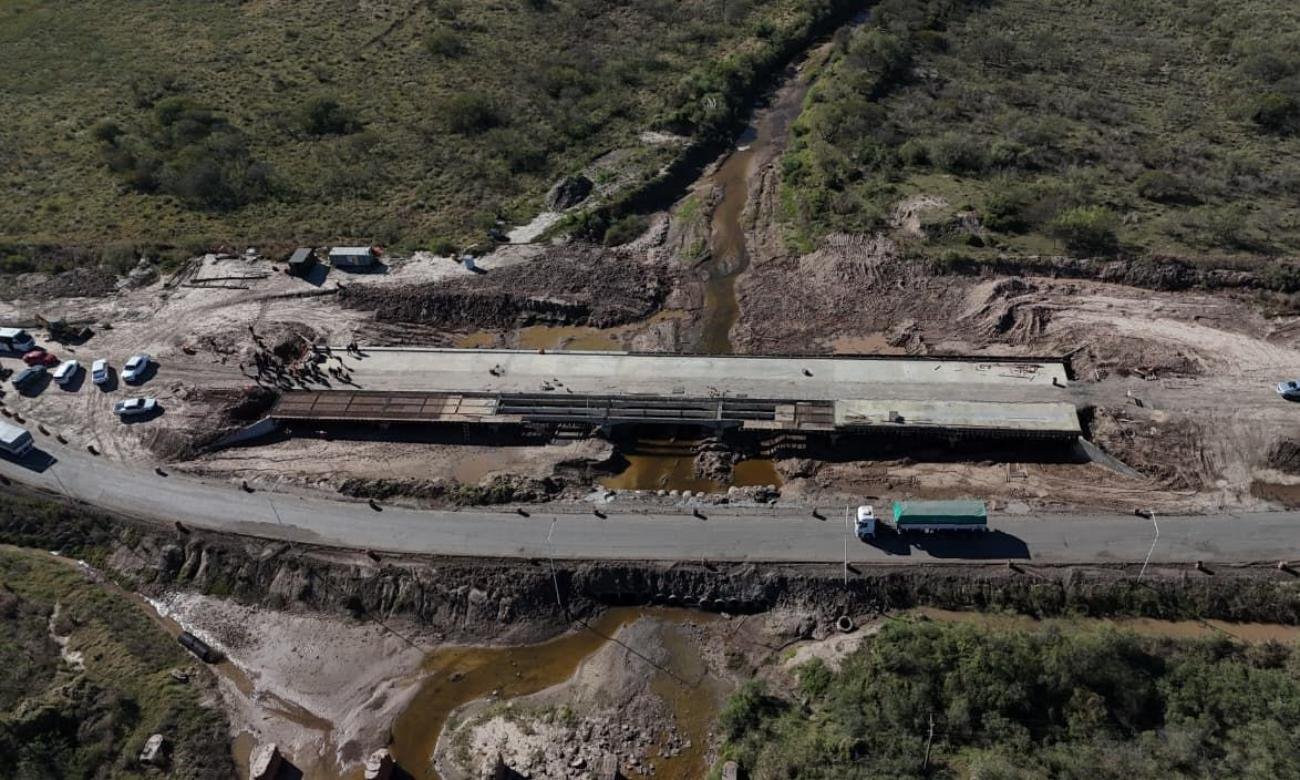 Trabajos de ampliación en uno de los puentes de la Ruta Provincial 4, una obra destinada a mejorar la seguridad vial y la conectividad entre Elisa y San Cristóbal.