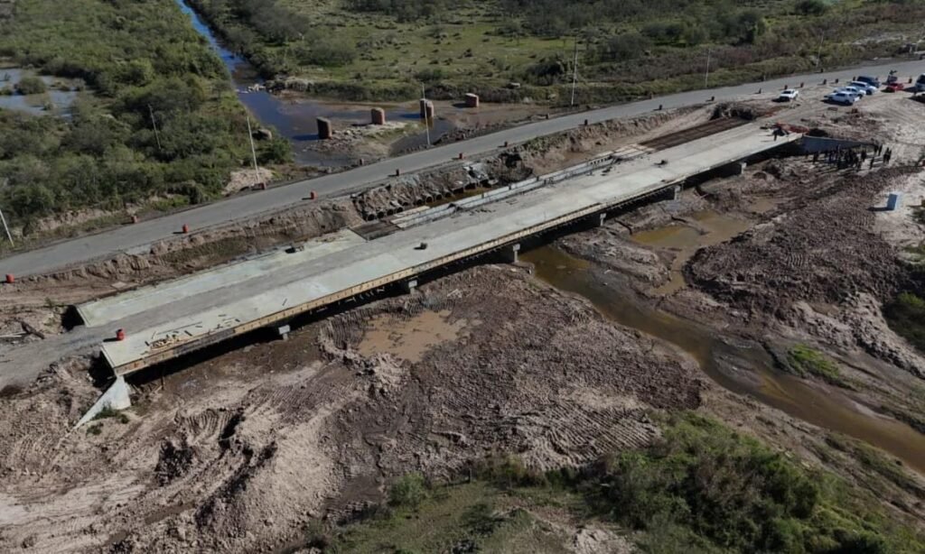 Obras de infraestructura vial ejecutadas por la Provincia para mejorar la conectividad y la seguridad en las rutas santafesinas.