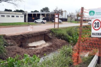 Trabajos de construcción de los nuevos puentes peatonales que conectarán distintos sectores de la avenida Aristóbulo del Valle en la ciudad de Santa Fe.
