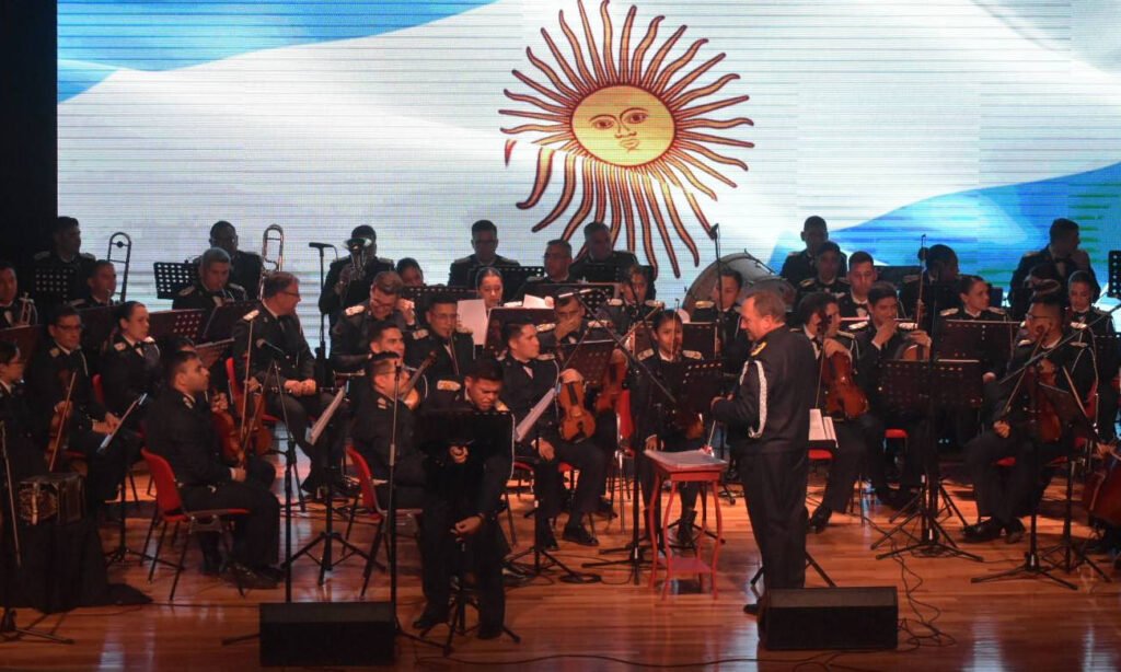 La Agrupación Sinfónica del Ejército Argentino durante su presentación en el Teatro Municipal de Puerto General San Martín.