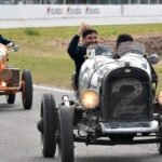 Maximiliano Pullaro recorre la pista del Autódromo Ciudad de Rafaela a bordo de un vehículo histórico de competición, durante la inauguración de las obras que posibilitan el regreso del Turismo Carretera.