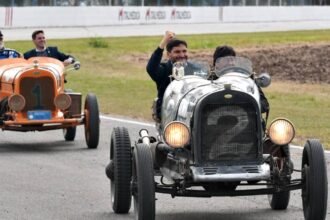 Maximiliano Pullaro recorre la pista del Autódromo Ciudad de Rafaela a bordo de un vehículo histórico de competición, durante la inauguración de las obras que posibilitan el regreso del Turismo Carretera.