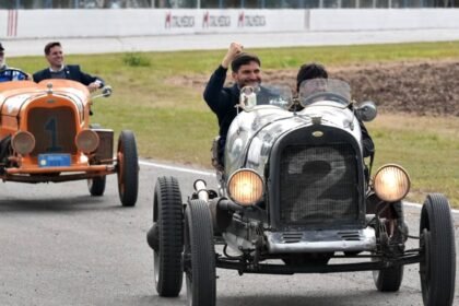 Maximiliano Pullaro recorre la pista del Autódromo Ciudad de Rafaela a bordo de un vehículo histórico de competición, durante la inauguración de las obras que posibilitan el regreso del Turismo Carretera.