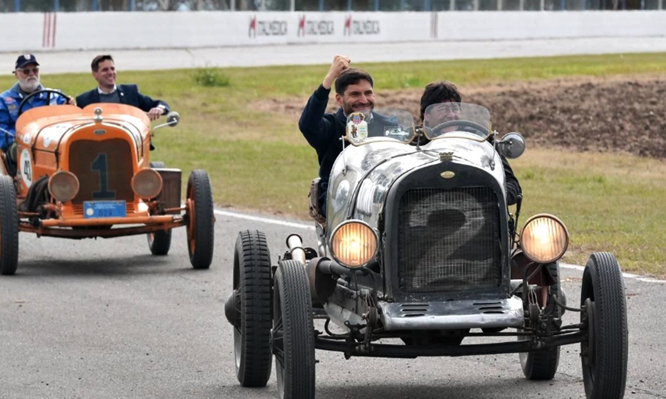 Maximiliano Pullaro recorre la pista del Autódromo Ciudad de Rafaela a bordo de un vehículo histórico de competición, durante la inauguración de las obras que posibilitan el regreso del Turismo Carretera.