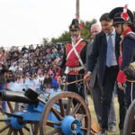 El gobernador de Santa Fe, Maximiliano Pullaro, junto al intendente de Puerto General San Martín, Carlos De Grandis, durante el acto conmemorativo por el 180° aniversario de la Batalla de Punta Quebracho.