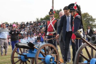 El gobernador de Santa Fe, Maximiliano Pullaro, junto al intendente de Puerto General San Martín, Carlos De Grandis, durante el acto conmemorativo por el 180° aniversario de la Batalla de Punta Quebracho.