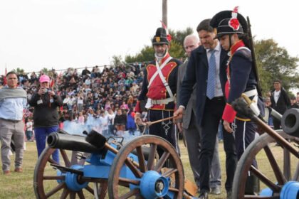 El gobernador de Santa Fe, Maximiliano Pullaro, junto al intendente de Puerto General San Martín, Carlos De Grandis, durante el acto conmemorativo por el 180° aniversario de la Batalla de Punta Quebracho.