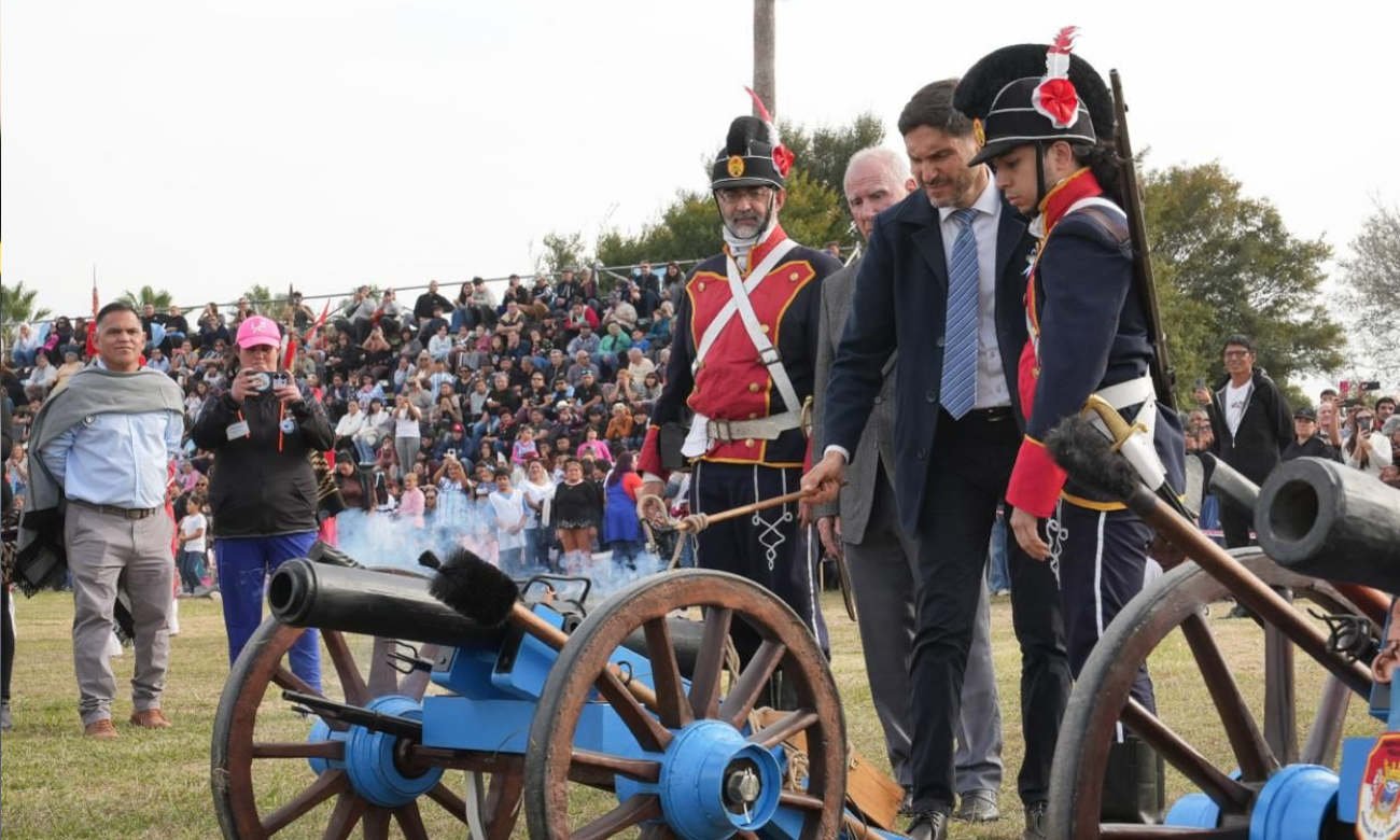 El gobernador de Santa Fe, Maximiliano Pullaro, junto al intendente de Puerto General San Martín, Carlos De Grandis, durante el acto conmemorativo por el 180° aniversario de la Batalla de Punta Quebracho.
