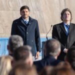 Foto de archivo. El gobernador de Santa Fe, Maximiliano Pullaro, y el presidente Javier Milei durante un acto oficial por el Día de la Bandera en Rosario.