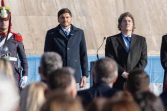 Foto de archivo. El gobernador de Santa Fe, Maximiliano Pullaro, y el presidente Javier Milei durante un acto oficial por el Día de la Bandera en Rosario.