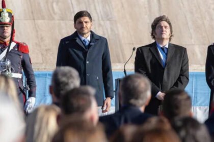 Foto de archivo. El gobernador de Santa Fe, Maximiliano Pullaro, y el presidente Javier Milei durante un acto oficial por el Día de la Bandera en Rosario.