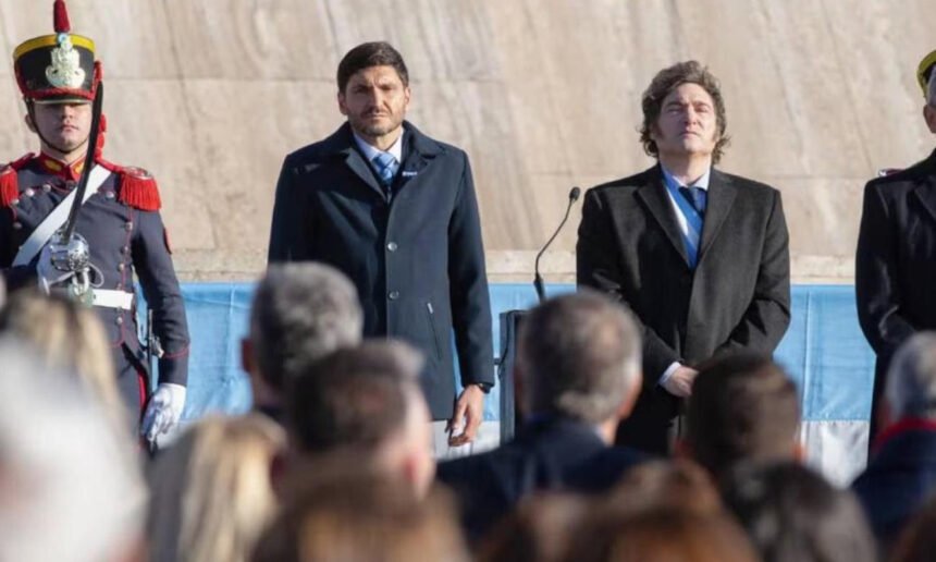 Foto de archivo. El gobernador de Santa Fe, Maximiliano Pullaro, y el presidente Javier Milei durante un acto oficial por el Día de la Bandera en Rosario.