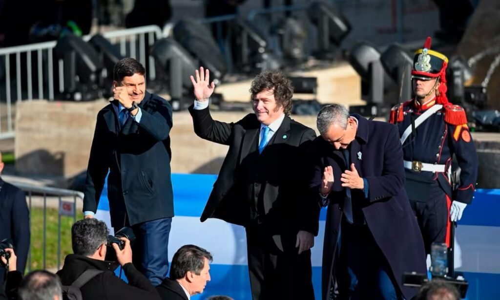 El gobernador de Santa Fe, Maximiliano Pullaro, el presidente Javier Milei y el intendente de Rosario, Pablo Javkin, durante una actividad institucional vinculada a la conmemoración del Día de la Bandera en el Monumento Nacional a la Bandera.