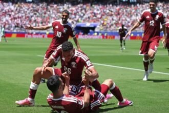 Jugadores de Qatar celebran el empate conseguido ante Suiza en un partido correspondiente a la Copa Mundial de la FIFA.