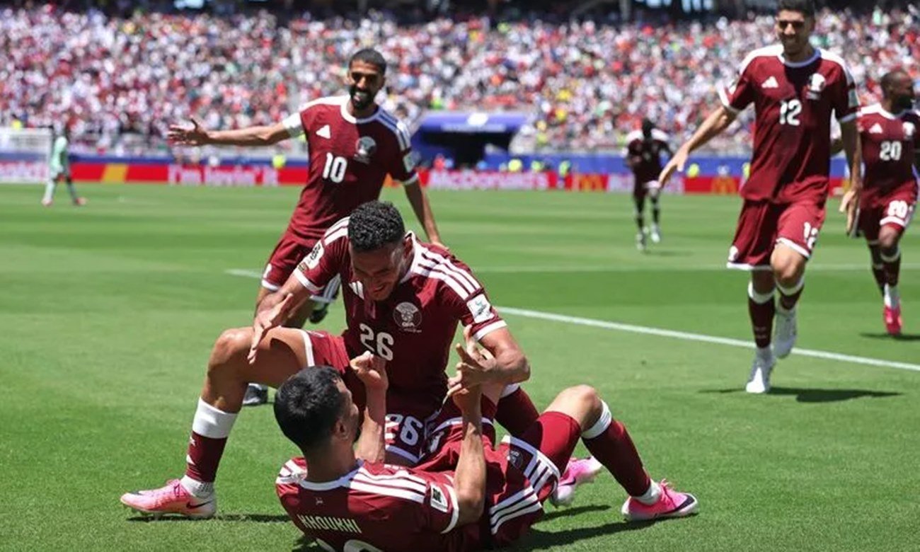 Jugadores de Qatar celebran el empate conseguido ante Suiza en un partido correspondiente a la Copa Mundial de la FIFA.