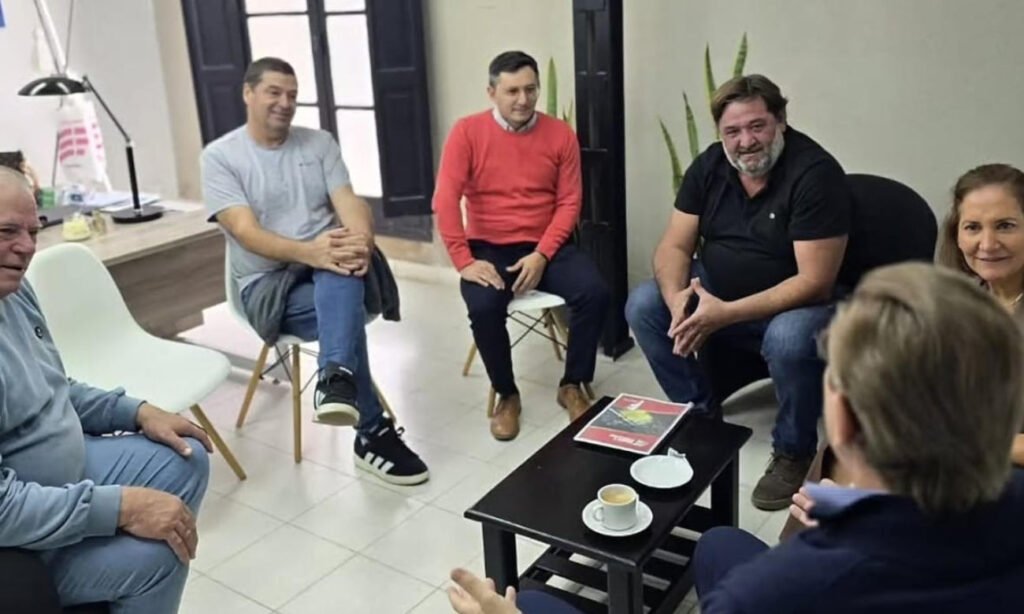 El senador Rodrigo Borla, la secretaria de Turismo de Santa Fe, Marcela Aeberhard, y dirigentes del Club Colón de San Justo mantuvieron un encuentro para coordinar la presentación oficial de la Fiesta Nacional de la Doma y el Folklore en AgroActiva 2026.