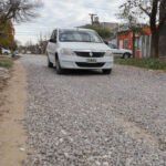 Las obras de estabilizado pétreo mejoraron la transitabilidad en las calles de barrio El Tránsito, permitiendo una circulación más segura y eficiente durante todo el año.