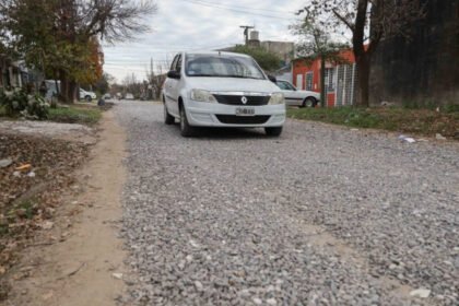 Las obras de estabilizado pétreo mejoraron la transitabilidad en las calles de barrio El Tránsito, permitiendo una circulación más segura y eficiente durante todo el año.