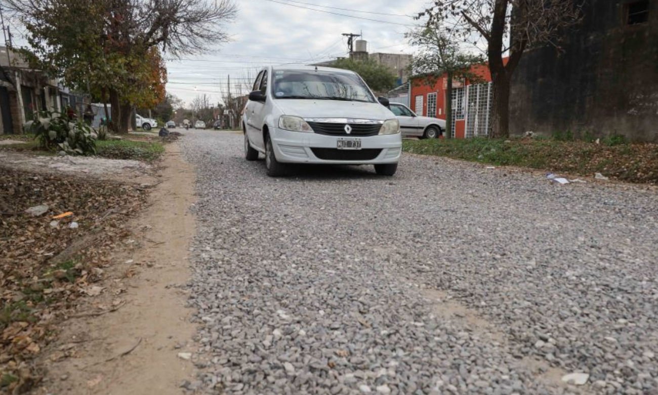 Las obras de estabilizado pétreo mejoraron la transitabilidad en las calles de barrio El Tránsito, permitiendo una circulación más segura y eficiente durante todo el año.